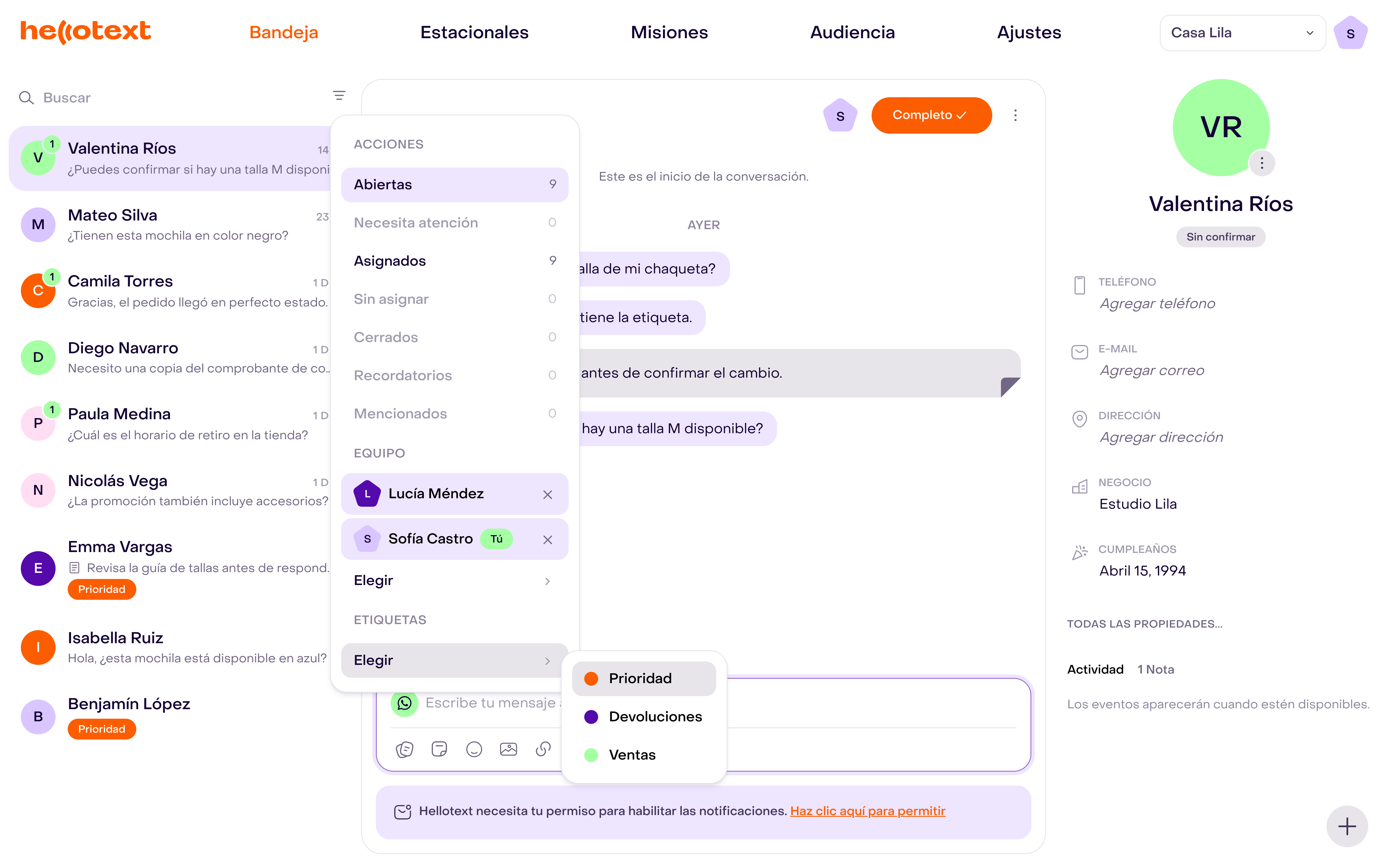 Menú Mostrar filtros del Inbox con Etiquetas y el selector Elegir abierto, las etiquetas disponibles y la lista de conversaciones al fondo.